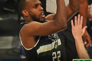 fb体育-6人轮换孤注一掷！雄鹿三巨头发威逼出抢七大战