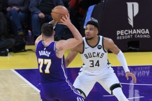 fb体育-美记：字母更喜欢在东海岸打球且他不想与持球过多的控卫一起打球